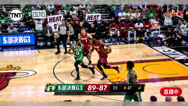 NBA东部决赛凯尔特人队与热火队比赛的现场直播画面