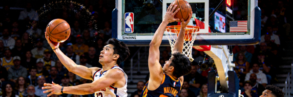 NBA球员送出精妙助攻队友轻松得分的配合瞬间