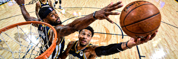 NBA球员完成一次关键封盖的防守瞬间