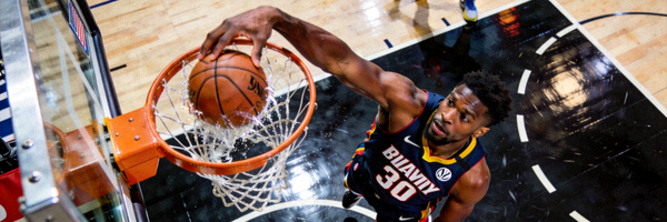 NBA球员完成一次精彩扣篮的瞬间特写
