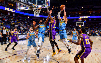 NBA西部决赛第七场湖人队与掘金队球员在场上对抗的精彩瞬间