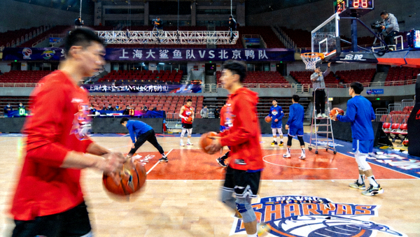 上海大鲨鱼队与北京鸭队赛前训练和场馆准备画面